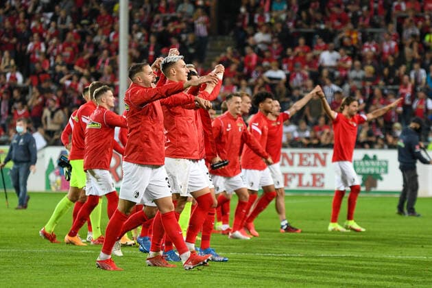 Fussball, 1.Bundesliga, 6.Spieltag - 21 22 - SC Freiburg vs. FC Augsburg - 26. September 2021 Spielende der SCF gewinnt mit 3:0, beim Fussball Bundesliga Spiel zwischen dem SC Freiburg und dem FC Augsburg, am Sonntag, den 26. September 2021 im Dreisamstadion in Freiburg im Breisgau. DFL REGULATIONS PROHIBIT ANY USE OF PHOTOGRAPHS AS IMAGE SEQUENCES AND OR QUASI-VIDEO.