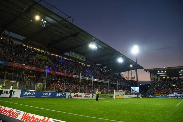 Fussball, 1.Bundesliga, 6.Spieltag - 21 22 - SC Freiburg vs. FC Augsburg - 26. September 2021 Stadionatmosphaere nach dem Spiel, beim Fussball Bundesliga Spiel zwischen dem SC Freiburg und dem FC Augsburg, am Sonntag, den 26. September 2021 im Dreisamstadion in Freiburg im Breisgau. DFL REGULATIONS PROHIBIT ANY USE OF PHOTOGRAPHS AS IMAGE SEQUENCES AND OR QUASI-VIDEO.