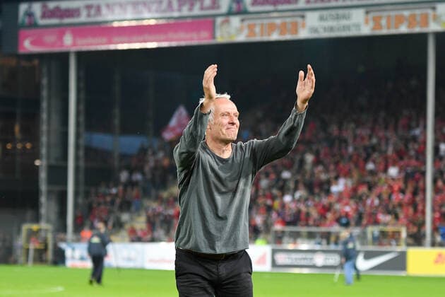 Fussball, 1.Bundesliga, 6.Spieltag - 21 22 - SC Freiburg vs. FC Augsburg - 26. September 2021 Christian Streich (SC Freiburg Trainer) verneigt sich vor den Zuschauern, beim Fussball Bundesliga Spiel zwischen dem SC Freiburg und dem FC Augsburg, am Sonntag, den 26. September 2021 im Dreisamstadion in Freiburg im Breisgau. DFL REGULATIONS PROHIBIT ANY USE OF PHOTOGRAPHS AS IMAGE SEQUENCES AND OR QUASI-VIDEO.