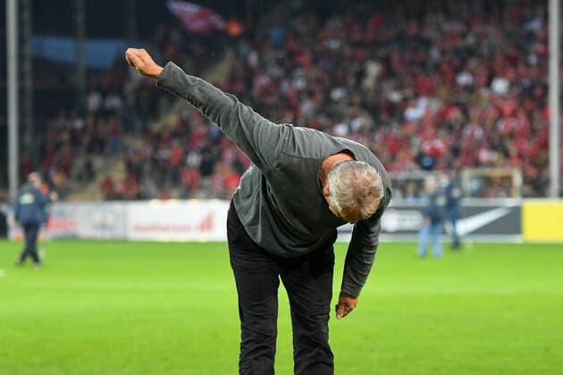Fussball, 1.Bundesliga, 6.Spieltag - 21 22 - SC Freiburg vs. FC Augsburg - 26. September 2021 Christian Streich (SC Freiburg Trainer) verneigt sich vor den Zuschauern, beim Fussball Bundesliga Spiel zwischen dem SC Freiburg und dem FC Augsburg, am Sonntag, den 26. September 2021 im Dreisamstadion in Freiburg im Breisgau. DFL REGULATIONS PROHIBIT ANY USE OF PHOTOGRAPHS AS IMAGE SEQUENCES AND OR QUASI-VIDEO.