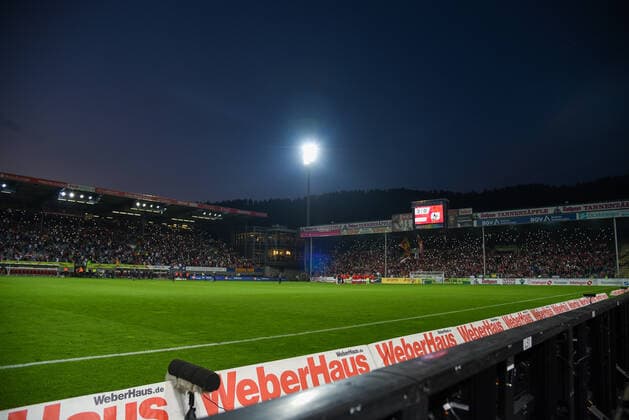 Fussball, 1.Bundesliga, 6.Spieltag - 21 22 - SC Freiburg vs. FC Augsburg - 26. September 2021 Stadionatmosphaere nach dem Spiel, beim Fussball Bundesliga Spiel zwischen dem SC Freiburg und dem FC Augsburg, am Sonntag, den 26. September 2021 im Dreisamstadion in Freiburg im Breisgau. DFL REGULATIONS PROHIBIT ANY USE OF PHOTOGRAPHS AS IMAGE SEQUENCES AND OR QUASI-VIDEO.