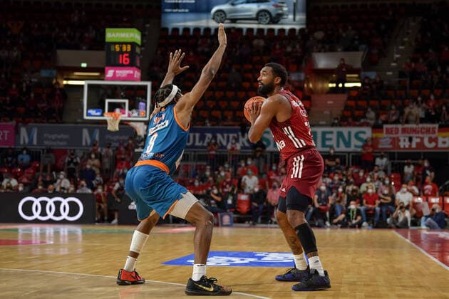 Basketball, BBL, 20210926, FC Bayern München - Ratiopharm Ulm. Im Bild Justin SIMON (Ratiopharm Ulm, 8) und Darrun HILLIARD (FC Bayern München, 32). München Audi Dome Bayern Deutschland Copyright: Passion2Press MarkusxFischerx
