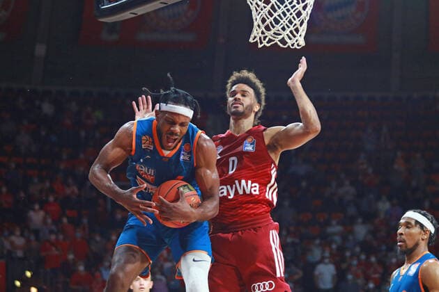 0 Nick Weiler-Babb (FCBB) gegen 4 Jaron Blossomgame, am Ball (Ulm) Basketball, Easycredit BBL, FC Bayern München - Ratiopharm Ulm im Audi Dome am 26.09.2021 FOTO: Mladen Lackovic LakoPress