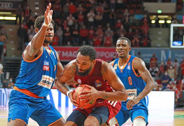 32 Darrun Hilliard (FCBB) gestoppt durch 1 Cristiano Felicio, li. und Semaj Christon (Ulm) Basketball, Easycredit BBL, FC Bayern München - Ratiopharm Ulm im Audi Dome am 26.09.2021 FOTO: Mladen Lackovic LakoPress