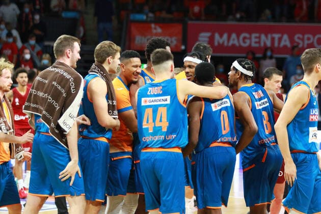 Ulm jubelt am Schluss, Schlussjubel, Mannschaftsjubel, Basketball, Easycredit BBL, FC Bayern München - Ratiopharm Ulm im Audi Dome am 26.09.2021 FOTO: Mladen Lackovic LakoPress