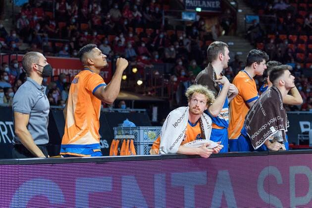 Per Guenther (ratiopharm Ulm, 6) auf der Ulmer Bank. FC Bayern Muenchen gegen ratiopharm Ulm, Basketball, BBL, 1. Spieltag, Saison 2021 2022, 26.09.2021. FC Bayern Muenchen gegen ratiopharm Ulm, Basketball, BBL, 1. Spieltag, Saison 2021 2022, 26.09.2021 Muenchen Copyright: xEibnerxPressefotox xHeikexFeinerx EP_HFR
