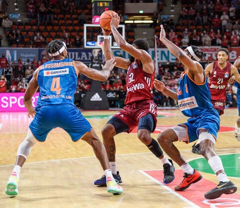 Jaron Blossomgame (ratiopharm Ulm, 4) und Justin Simon (ratiopharm Ulm, 8) gegen Darrun Hilliard (FC Bayern Muenchen Basketball, 32). FC Bayern Muenchen gegen ratiopharm Ulm, Basketball, BBL, 1. Spieltag, Saison 2021 2022, 26.09.2021. FC Bayern Muenchen gegen ratiopharm Ulm, Basketball, BBL, 1. Spieltag, Saison 2021 2022, 26.09.2021 Muenchen Copyright: xEibnerxPressefotox xHeikexFeinerx EP_HFR