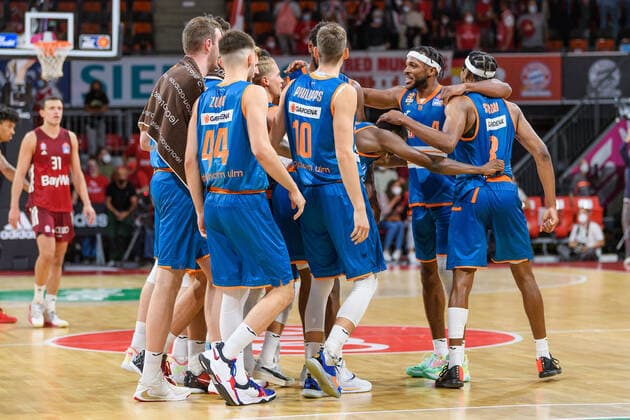 Die Ulmer Spieler bejubeln den Sieg nach Overtime. FC Bayern Muenchen gegen ratiopharm Ulm, Basketball, BBL, 1. Spieltag, Saison 2021 2022, 26.09.2021. FC Bayern Muenchen gegen ratiopharm Ulm, Basketball, BBL, 1. Spieltag, Saison 2021 2022, 26.09.2021 Muenchen Copyright: xEibnerxPressefotox xHeikexFeinerx EP_HFR