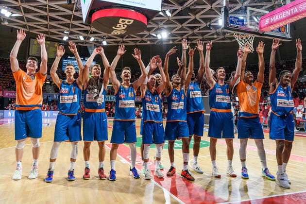 Sport Bilder des Tages Die Ulmer Spieler feiern mit ihren mitgereisten Fans den Overtime - Sieg. FC Bayern Muenchen gegen ratiopharm Ulm, Basketball, BBL, 1. Spieltag, Saison 2021 2022, 26.09.2021. FC Bayern Muenchen gegen ratiopharm Ulm, Basketball, BBL, 1. Spieltag, Saison 2021 2022, 26.09.2021 Muenchen Copyright: xEibnerxPressefotox xHeikexFeinerx EP_HFR