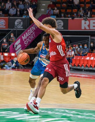Semaj Christon (ratiopharm Ulm, 0) gegen Nick Weiler-Babb (FC Bayern Muenchen Basketball, 0). FC Bayern Muenchen gegen ratiopharm Ulm, Basketball, BBL, 1. Spieltag, Saison 2021 2022, 26.09.2021. FC Bayern Muenchen gegen ratiopharm Ulm, Basketball, BBL, 1. Spieltag, Saison 2021 2022, 26.09.2021 Muenchen Copyright: xEibnerxPressefotox xHeikexFeinerx EP_HFR