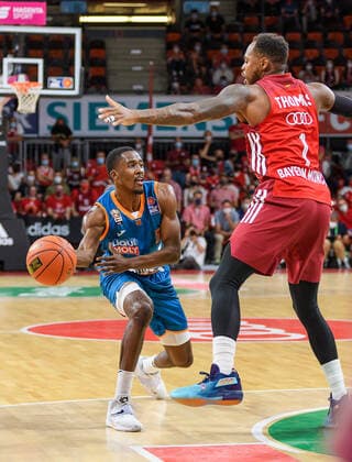 Semaj Christon (ratiopharm Ulm, 0) gegen Deshaun Thomas (FC Bayern Muenchen Basketball, 1). FC Bayern Muenchen gegen ratiopharm Ulm, Basketball, BBL, 1. Spieltag, Saison 2021 2022, 26.09.2021. FC Bayern Muenchen gegen ratiopharm Ulm, Basketball, BBL, 1. Spieltag, Saison 2021 2022, 26.09.2021 Muenchen Copyright: xEibnerxPressefotox xHeikexFeinerx EP_HFR