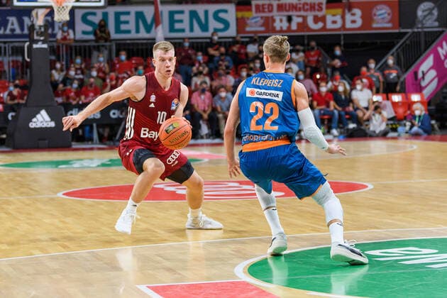 Ognjen Jaramaz (FC Bayern Muenchen Basketball, 10) gegen Thomas Klepeisz (ratiopharm Ulm, 22). FC Bayern Muenchen gegen ratiopharm Ulm, Basketball, BBL, 1. Spieltag, Saison 2021 2022, 26.09.2021. FC Bayern Muenchen gegen ratiopharm Ulm, Basketball, BBL, 1. Spieltag, Saison 2021 2022, 26.09.2021 Muenchen Copyright: xEibnerxPressefotox xHeikexFeinerx EP_HFR