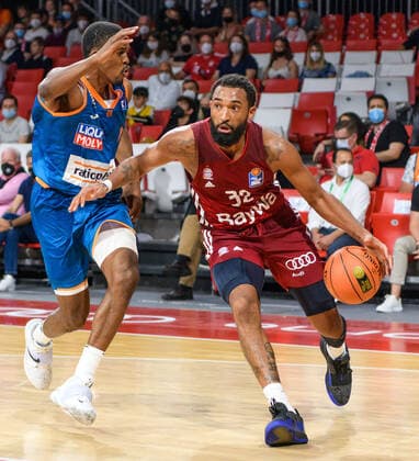 Semaj Christon (ratiopharm Ulm, 0) gegen Darrun Hilliard (FC Bayern Muenchen Basketball, 32). FC Bayern Muenchen gegen ratiopharm Ulm, Basketball, BBL, 1. Spieltag, Saison 2021 2022, 26.09.2021. FC Bayern Muenchen gegen ratiopharm Ulm, Basketball, BBL, 1. Spieltag, Saison 2021 2022, 26.09.2021 Muenchen Copyright: xEibnerxPressefotox xHeikexFeinerx EP_HFR