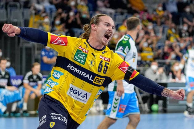 Bilder des Jahres 2021, Sport 09 September Sport Themen der Woche KW38 Sport Bilder des Tages Torschütze Lukas Nilsson (RNL, 65), jubelt über ein Tor, Jubel, Torjubel, Torerfolg, celebrate the goal, goal, celebration, Jubel ueber das Tor, optimistisch, Spielszene, Highlight, Einzelbild, Action, Aktion, 26.09.2021, Mannheim (Deutschland), Handball, Bundesliga, Rhein-Neckar Löwen - FRISCH AUF! Göppingen *** Goal scorer Lukas Nilsson RNL, 65 , cheers about a goal, celebration, goal, celebration, celebration about the goal, optimistic, game scene, highlight, single picture, action, action, 26 09 2021, Mannheim Germany , Handball, Bundesliga, Rhein Neckar Löwen FRISCH AUF Göppingen xozx