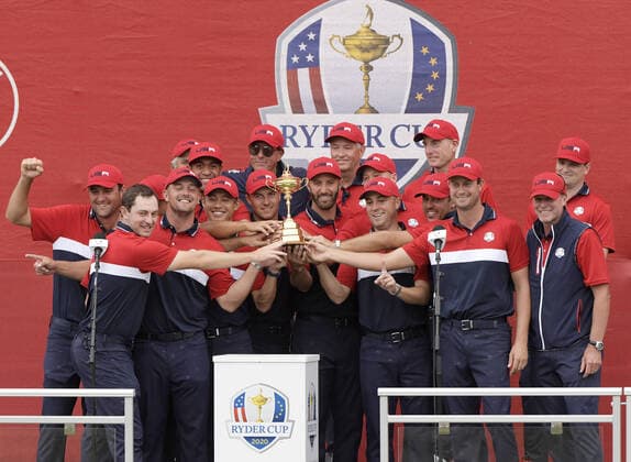 Bilder des Jahres 2021, Sport 09 September Sport Themen der Woche KW38 Sport Bilder des Tages Team USA Holds the Ryder Cup trophy after winning the 43rd Ryder Cup at Whistling Straits on Sunday, September 26, 2021 in Kohler, Wisconsin. The United States won the 2020 Ryder Cup for the second time in as many tries on home soil.  WIP20210924301 MARKxBLACK
