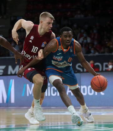 26.09.2021, BBL FC Bayern Basketball vs Ratiopharm Ulm ; Audi Dome Muenchen, Basketball, im Bild: Ognjen Jaramaz (FCB Basketball) vs Semaj Christon (Ratiopharm Ulm)