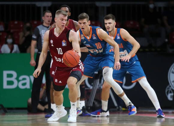 26.09.2021, BBL FC Bayern Basketball vs Ratiopharm Ulm ; Audi Dome Muenchen, Basketball, im Bild: Ognjen Jaramaz (FCB Basketball), Christoph Phlipps (Ratiopharm Ulm), Daran Hilliard (FCB Basketball) und Feder Zugic (Ratiopharm Ulm)