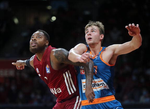 26.09.2021, BBL FC Bayern Basketball vs Ratiopharm Ulm ; Audi Dome Muenchen, Basketball, im Bild: Deshaun Thomas (FCB Basketball) vs Moritz Krimmer (Ratiopharm Ulm)