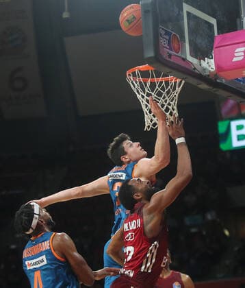 26.09.2021, BBL FC Bayern Basketball vs Ratiopharm Ulm ; Audi Dome Muenchen, Basketball, im Bild: Jaron Blossomgame (Ratiopharm Ulm), Nicolas Bretzel (Ratiopharm Ulm) vs Daran Hilliard (FCB Basketball)