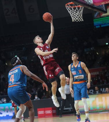 26.09.2021, BBL FC Bayern Basketball vs Ratiopharm Ulm ; Audi Dome Muenchen, Basketball, im Bild: Jaron Blossomgame (Ratiopharm Ulm), Ognjen Jaramaz (FCB Basketball) und Christoph Phlipps (Ratiopharm Ulm)