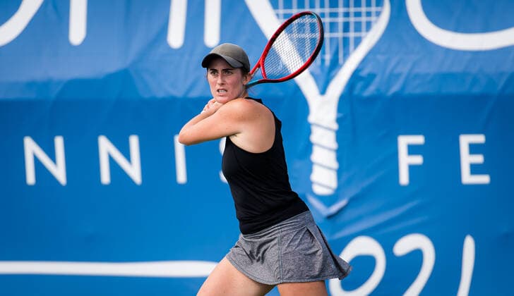 September 26, 2021, CHICAGO, UNITED STATES: Rebecca Marino of Canada in action during the final qualifications round at the 2021 Chicago Fall Tennis Classic WTA, Tennis Damen 500 tennis tournament against Kirsten Flipkens of Belgium CHICAGO UNITED STATES - ZUMAa181 20210926_zaa_a181_224 Copyright: xRobxPrangex