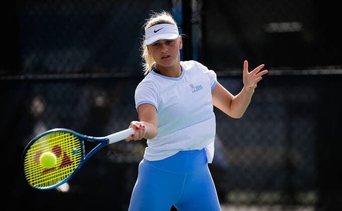 September 26, 2021, CHICAGO, UNITED STATES: Marta Kostyuk of Ukraine during practice ahead of the 2021 Chicago Fall Tennis Classic WTA, Tennis Damen 500 tennis tournament CHICAGO UNITED STATES - ZUMAa181 20210926_zaa_a181_243 Copyright: xRobxPrangex