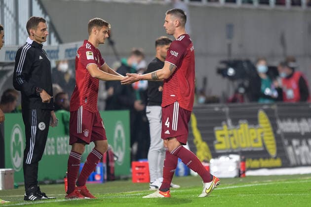 Fußball, 1. Bundesliga, 20210924, SpVgg Greuther Fürth - FC Bayern München. Im Bild Auswechslung Wechsel, Josip STANISIC (FC Bayern München, 44) für Niklas SÜLE (Suele Sule, FC Bayern München, 4). Fürth Sportpark Ronhof Thomas Sommer Bayern Deutschland Copyright: Passion2Press MarkusxFischerx