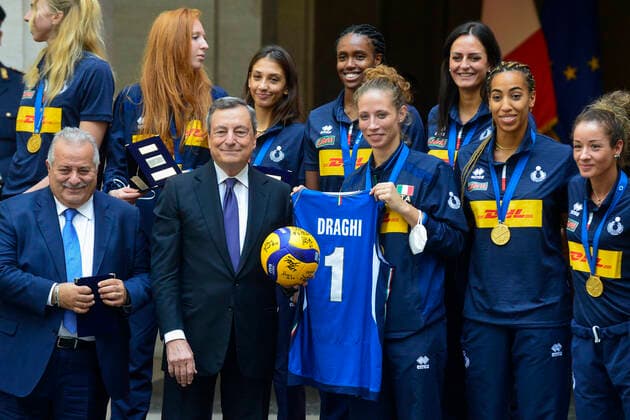Bilder des Jahres 2021, Sport 09 September Sport Themen der Woche KW39 Sport Bilder des Tages Giuseppe Manfredi, Mario Draghi, Alessia Mazzaro, Sylvia Nwakalor, Sofia D Odorico, Ofelia Malinov, Sara Bonifacio, during the meeting with the Italian premier and the Italian women s and men s volleyball national teams champions of Europe. Rome (Italy), September 27th 2021 Photo Pool Stefano Carofei Insidefoto SamanthaxZucchi