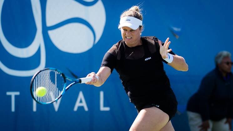 Sport Bilder des Tages CHICAGO, UNITED STATES, SEPTEMBER 27: Kim Clijsters of Belgium in action during the first round of the 2021 Chicago Fall Tennis Classic WTA, Tennis Damen 500 tennis tournament Chicago Fall Tennis Classic Day 1 27 09 2021 PhotoNews Panoramic 