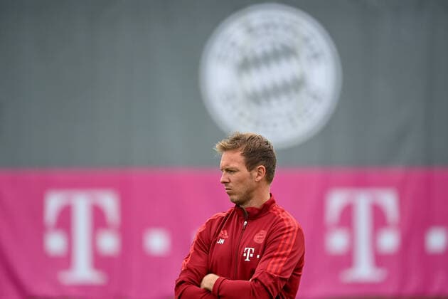 Trainer Julian NAGELSMANN (Bayern Muenchen) vor FC Bayern Vereinsemblem,Vereinswappen, Einzelbild,angeschnittenes Einzelmotiv, Portraet,Portrait,Porträt. Fussball Champions League FC Bayern Muenchen-Dynamo Kiew-Abschlusstraining am 28.09.2021