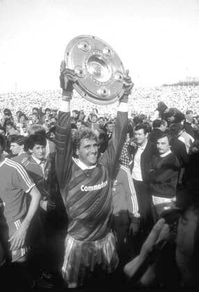 FC Bayern München - Borussia Mönchengladbach 6:0 26.04.1986 Torwart Jean-Marie Pfaff präsentiert die Meisterschale.