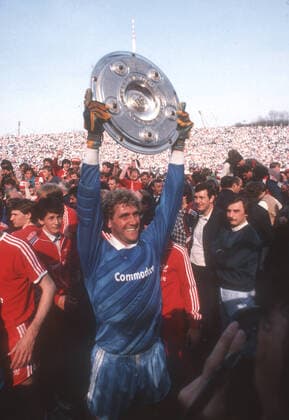 FC Bayern München - Borussia Mönchengladbach 6:0 26.04.1986 Torwart Jean-Marie Pfaff präsentiert die Meisterschale.