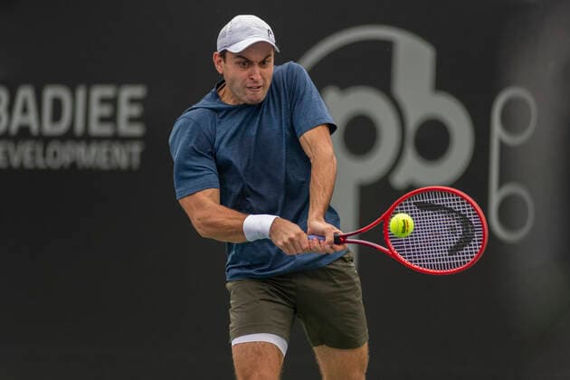 September 28, 2021, San Diego, California, USA: Russian tennis player ASLAN KARATSEV returns the ball hit to him by opponent Federico Delbonis of Argentina at the San Diego Open tennis tournament. San Diego USA - ZUMAb202 20210928_znp_b202_003 Copyright: xDavidxBarakx