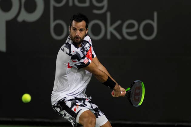 September 28, 2021, San Diego, California, USA: Italian tennis player SALVATORE CARUSO returns the ball hit by his by opponent American Taylor Fritz at the San Diego Open tennis tournament. San Diego USA - ZUMAb202 20210928_znp_b202_017 Copyright: xDavidxBarakx