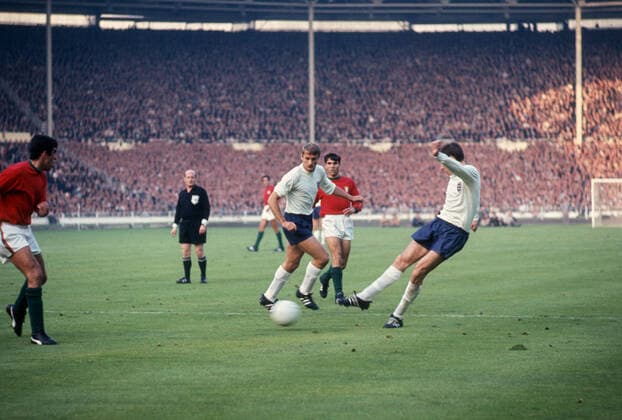 England v Portugal 26 July 1966, London - Football World Cup 1966 - England v Portugal - Roger Hunt of England watches Martin Peters pass the ball - Photo: Gerry Cranham Offside. London UK *** England gegen Portugal 26. Juli 1966, London Fußball-Weltmeisterschaft 1966 England gegen Portugal Roger Hunt (England) beobachtet den Pass von Martin Peters Foto Gerry Cranham Abseits London UK  Copyright: xGerryxCranhamx xOffsidexOffside