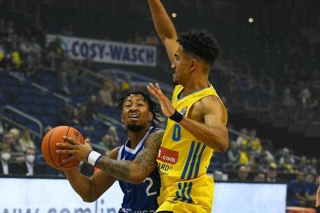 28.09.2021, xlakx, Basketball BBL Bundesliga, Alba Berlin - Fraport Skyliners Frankfurt emspor, v.l.Donovan Donaldson (Fraport Skyliners 2),Maodo Lo (Alba Berlin No.0) Berlin