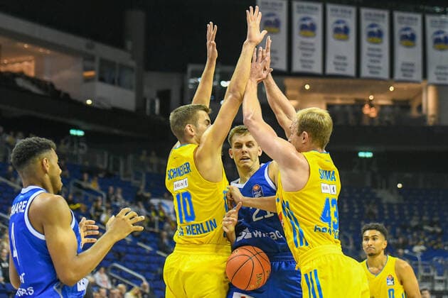 28.09.2021, xlakx, Basketball BBL Bundesliga, Alba Berlin - Fraport Skyliners Frankfurt emspor, v.l. Tim Schneider (Alba Berlin No.10),Lorenz Brenneke (Fraport Skyliners 21),Luke Sikma (Alba Berlin No.43) Berlin
