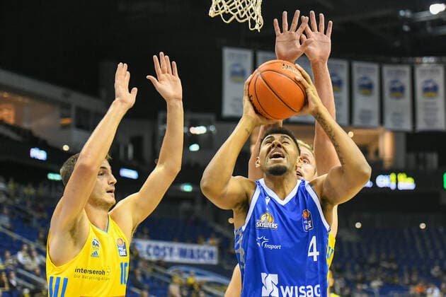 28.09.2021, xlakx, Basketball BBL Bundesliga, Alba Berlin - Fraport Skyliners Frankfurt emspor, v.l.Tim Schneider (Alba Berlin No.10),Jordan Samare (Fraport Skyliners 4), Berlin