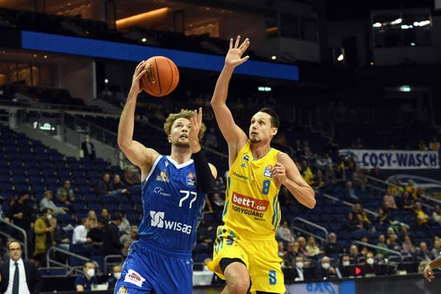 Basketball, Herren, Saison 2021 2022, easyCredit BBL (2. Spieltag), Alba Berlin - Fraport Skyliners Frankfurt, v. l. Matthew Meredith (Fraport Skyliners Frankfurt), Marcus Eriksson (Alba Berlin) 28.09. 2021, Copyright: xSebastianxRäppold MatthiasxKochx