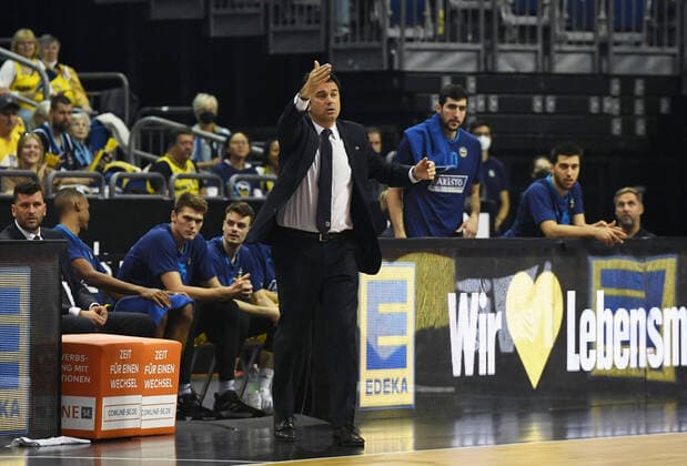 Basketball, Herren, Saison 2021 2022, easyCredit BBL (2. Spieltag), Alba Berlin - Fraport Skyliners Frankfurt, Trainer Israel Gonzalez (Alba Berlin), 28.09. 2021, Copyright: xSebastianxRäppold MatthiasxKochx
