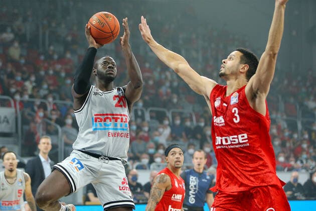 Bamberg, Deutschland 28.September 2021: 1. BBL - 2021 2022 - Brose Bamberg vs. Giessen 46ers v. li. im Zweikampf Rawle Alkins (JobStairs Gießen) und Dominic Lockhart (Brose Bamberg) Brose Arena Bayern Copyright: xFotostandx xHilpertx