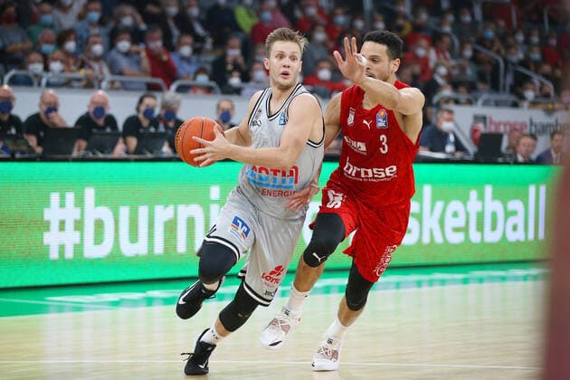Bamberg, Deutschland 28.September 2021: 1. BBL - 2021 2022 - Brose Bamberg vs. Giessen 46ers v. li. im Zweikampf Bjarne Kraushaar (JobStairs Gießen) und Dominic Lockhart (Brose Bamberg) Brose Arena Bayern Copyright: xFotostandx xHilpertx