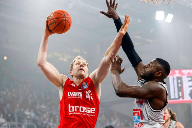 links Christian Sengfelder (Brose Bamberg, 43) rechts 20 Alkins Rawle (JobStairs Gießen 46ers) Brose Bamberg - Gießen 46ers - easyCredit-BBL - Basketball Bundesliga Saison 2021 22 Spieltag 2, 29.09.2021 Bamberg, Brose Arena Copyright: DanielxLöb