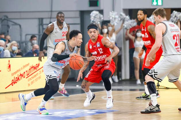 links 05 Kyan Anderson (JobStairs Gießen 46ers) rechts Justin Robinson (Brose Bamberg, 12) Brose Bamberg - Gießen 46ers - easyCredit-BBL - Basketball Bundesliga Saison 2021 22 Spieltag 2, 29.09.2021 Bamberg, Brose Arena Copyright: DanielxLöb