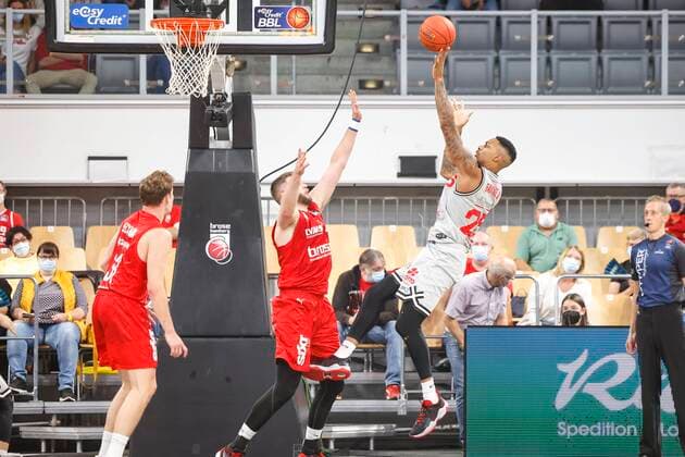 rechts 25 Phillip Fayne II (JobStairs Gießen 46ers) links Martinas Geben (Brose Bamberg, 22) Brose Bamberg - Gießen 46ers - easyCredit-BBL - Basketball Bundesliga Saison 2021 22 Spieltag 2, 29.09.2021 Bamberg, Brose Arena Copyright: DanielxLöb