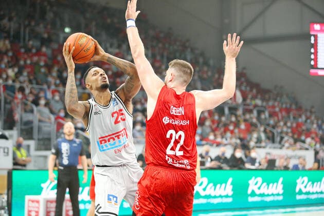 Bamberg, Deutschland 28.September 2021: 1. BBL - 2021 2022 - Brose Bamberg vs. Giessen 46ers v. li. im Zweikampf Phillip Fayne (JobStairs Gießen) und Martinas Geben (Brose Bamberg) Brose Arena Bayern Copyright: xFotostandx xHilpertx