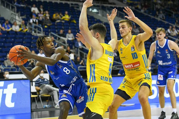 28.09.2021, xlakx, Basketball BBL Bundesliga, Alba Berlin - Fraport Skyliners Frankfurt emspor, v.l.Brancou Badio (Fraport Skyliners 8),Jonas Mattisseck (Alba Berlin No.9),Tim Schneider (Alba Berlin No.10) Berlin