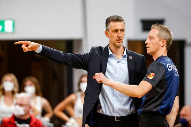 links Headcoach Pete Strobl (JobStairs Gießen 46ers) Brose Bamberg - Gießen 46ers - easyCredit-BBL - Basketball Bundesliga Saison 2021 22 Spieltag 2, 29.09.2021 Bamberg, Brose Arena Copyright: DanielxLöb
