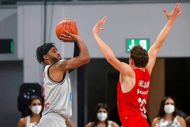 links 03 Brayon Blake (JobStairs Gießen 46ers) rechts Patrick Heckmann (Brose Bamberg, 33) Brose Bamberg - Gießen 46ers - easyCredit-BBL - Basketball Bundesliga Saison 2021 22 Spieltag 2, 29.09.2021 Bamberg, Brose Arena Copyright: DanielxLöb