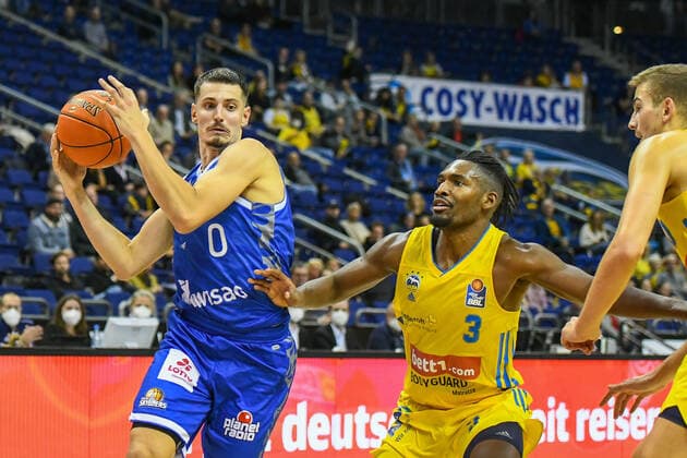 28.09.2021, xlakx, Basketball BBL Bundesliga, Alba Berlin - Fraport Skyliners Frankfurt emspor, v.l. Lukas Wank (Fraport Skyliners 0),Jaleen Smith (Alba Berlin No.3) Berlin